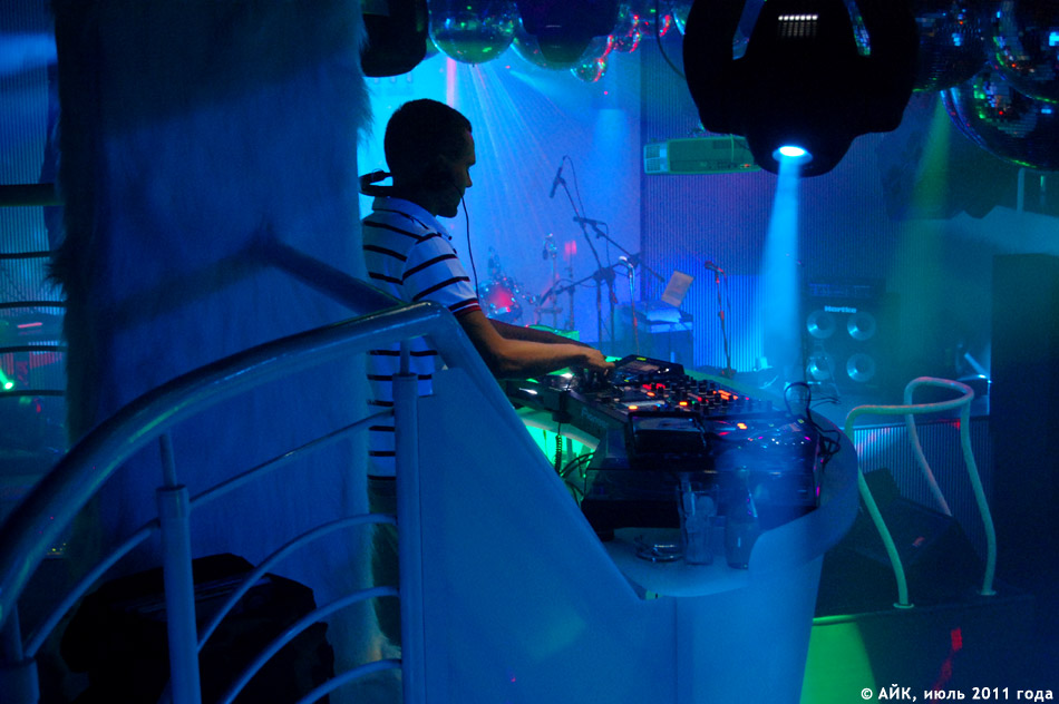 Выступление группы «GуссиЛебеди» в ночном клубе «Да Винчи»: DJ на рабочем месте!