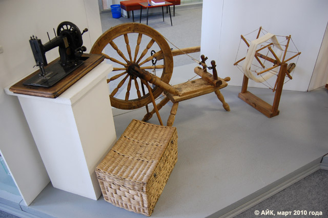 Музей истории Обнинска: швейная машина «Naumann», дорожная корзина, мотальное колесо