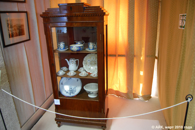 Музей истории Обнинска: горка из красного дерева, чайный сервиз, кофейный сервиз, сухарница, предметы столового сервиза