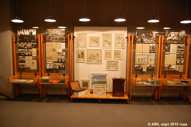 Музей истории Обнинска: общий вид стены с картинами, а также фотографиями военного и предвоенного времени