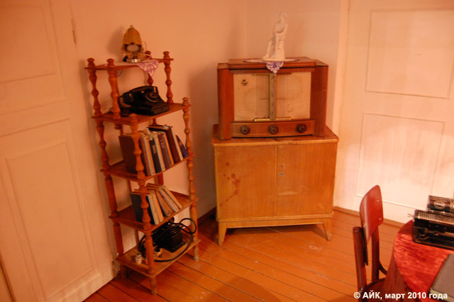 Музей истории Обнинска: этажерка с книгами, настольная лампа, телефонный аппарат, радиоприёмник «МИР-154»
