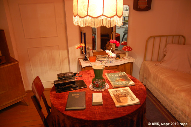 Музей истории Обнинска: трельяж, скатерть, тюлевое покрывало, стул со склада Объекта «В»