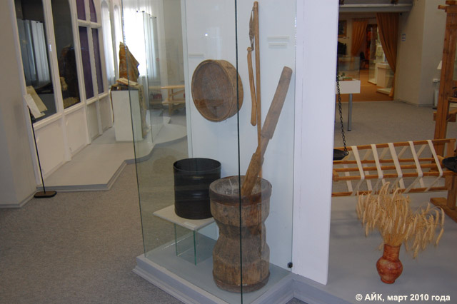 Музей истории Обнинска: ступа с пестом, цеп, решето, мера для зерна