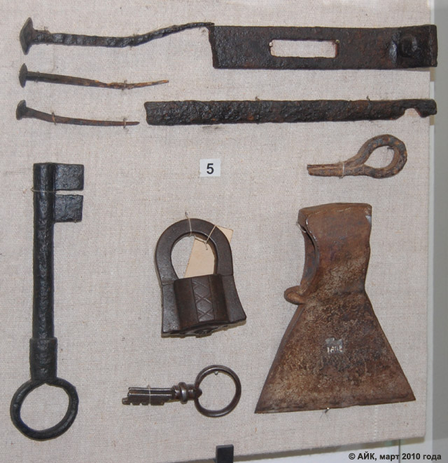Музей истории Обнинска: гвозди, ключ, замок, топор.