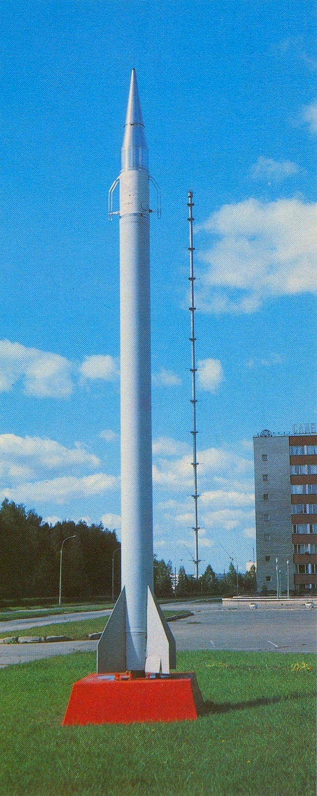 Памятник «Ракета» около здания ЦКБ в городе Обнинске (советское время)