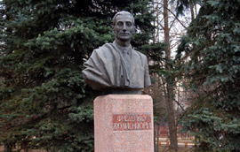 Памятник французскому физику Фредерику Жолио-Кюри в Обнинске