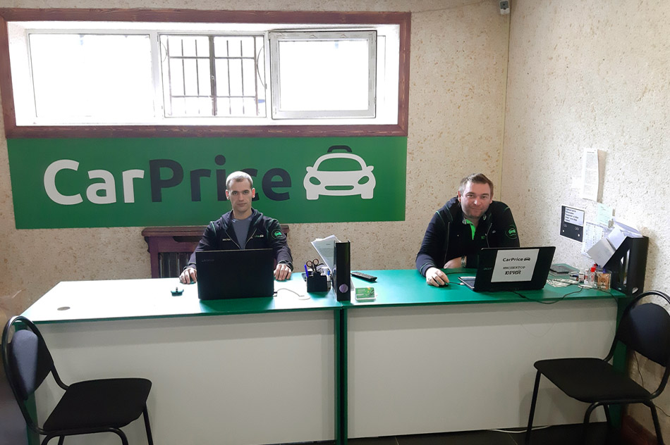 Отделение компании «CarPrice» в городе Обнинске: офис на прежнем месте (сотрудники за работой)