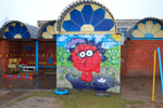 Граффити с персонажами мультфильма «Смешарики» на площадке детского сада в городе Обнинске