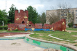 Небольшая крепость во дворе жилого дома в городе Обнинске