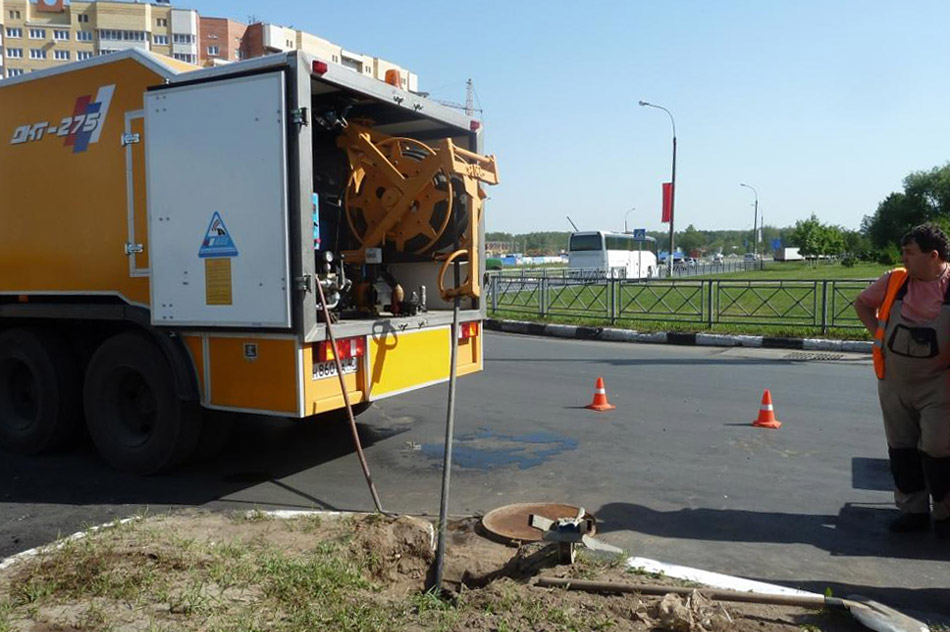 Работа канально-промывочной машины ДКТ-275 в городе Обнинске