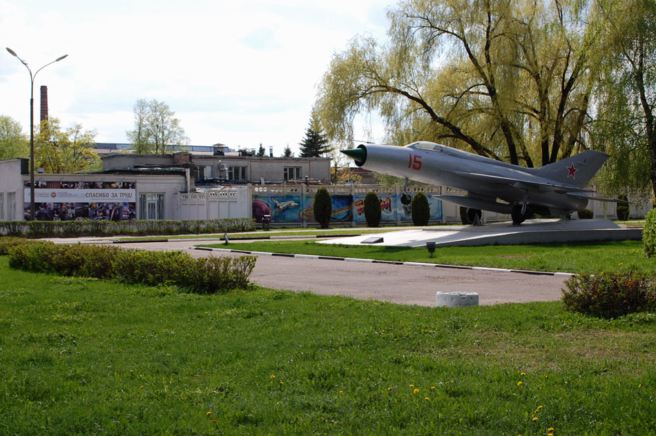 Экспозиционный самолёт «МиГ-21» расположен неподалёку от проходной ГНЦ РФ «ОНПП «Технология» в городе Обнинске