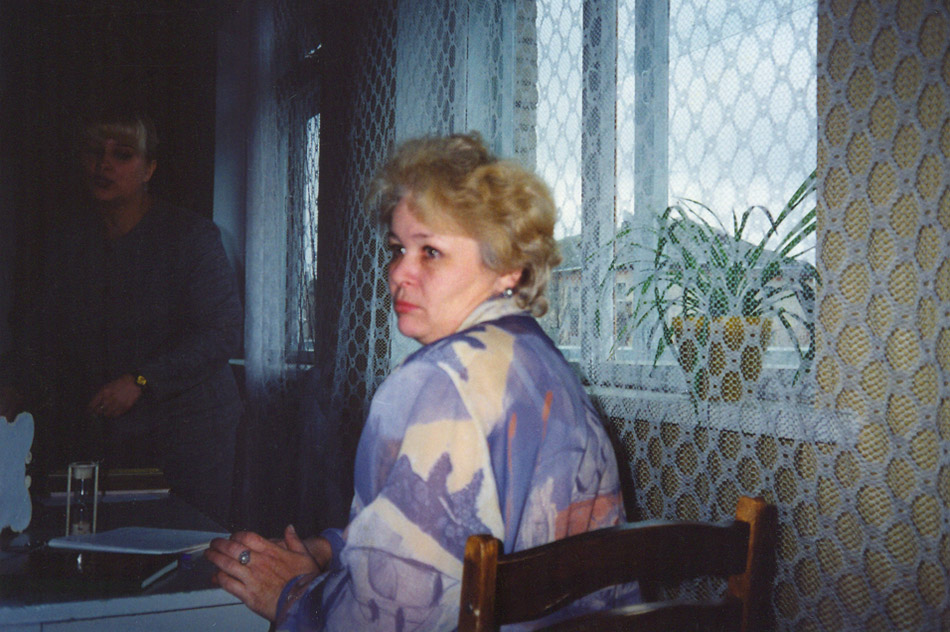 Валентина Александровна Ульянова сидит за столом