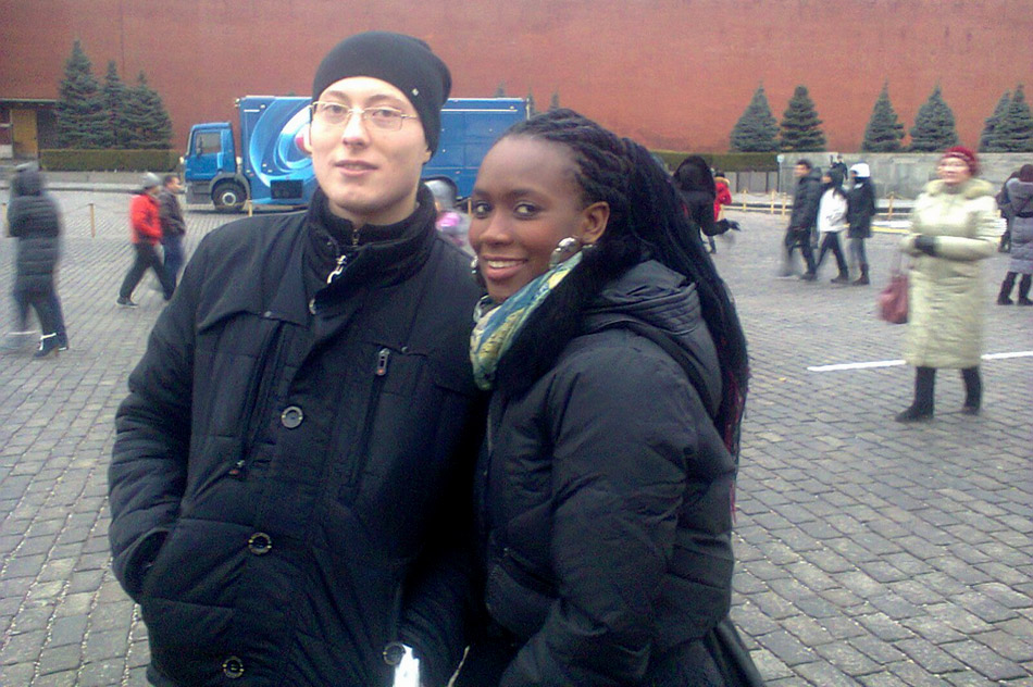 Валерий Валерьевич Кренов с чернокожей девушкой в центре Москвы