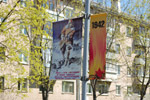 Плакаты в память о Великой Отечественной войне на аллее, соединяющей мемориал «Вечный огонь» и большой фонтан в городе Обнинске