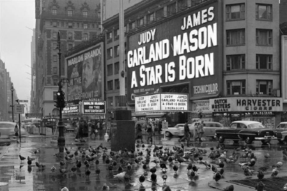 Реклама фильма «В порту» (1954) в Нью-Йорке
