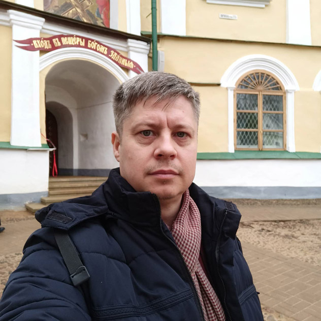 Сергей Анатольевич Плотников на территории Псково-Печерского монастыря (март 2021 года)
